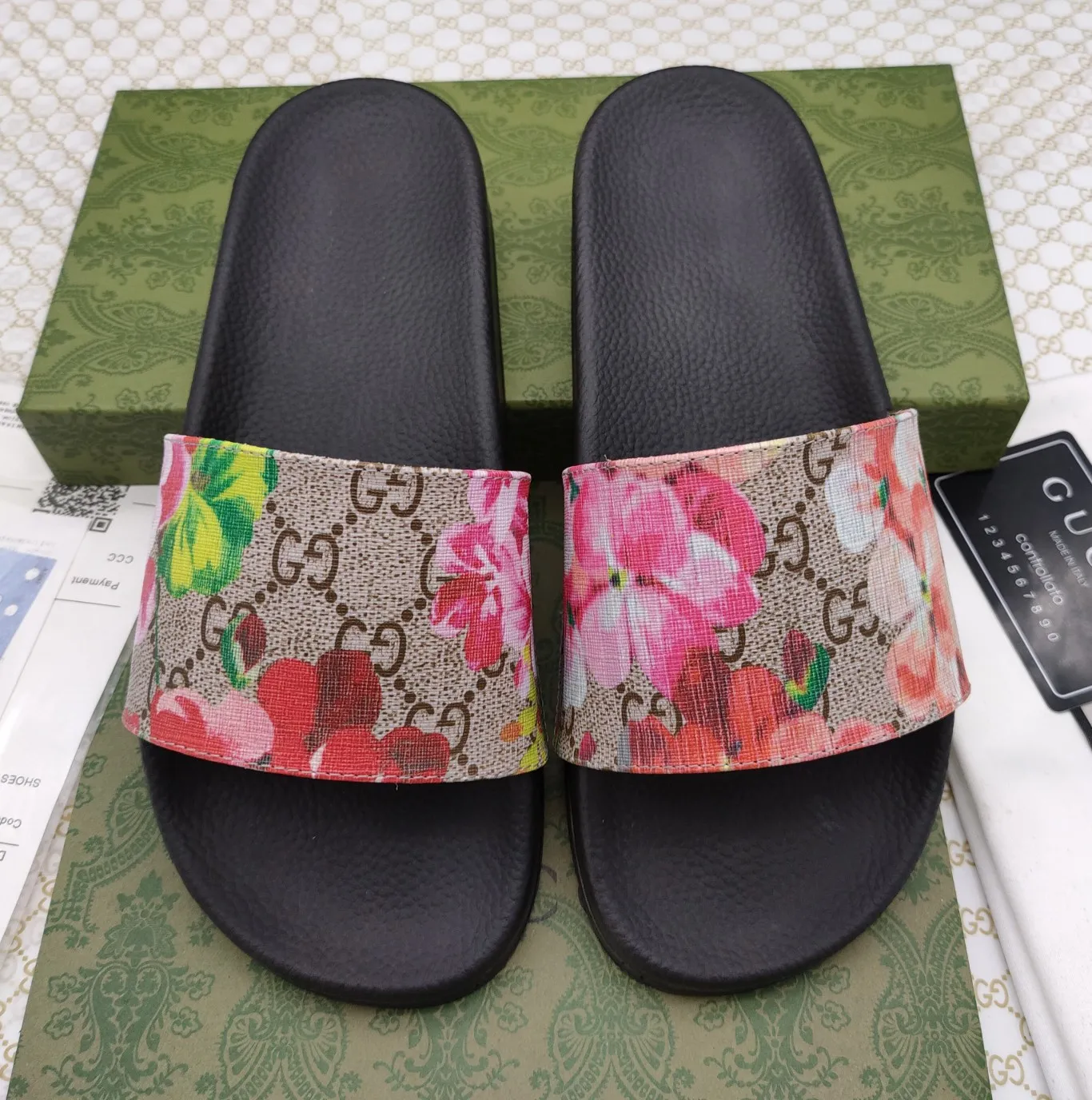 👟👟Ex-factory price 220👟👟 Couple model 🎗Gucci "Gucci" slippers, a much-anticipated one, so beautiful that it will melt your hearts❤,! It is simply a masterpiece of extraordinary craftsmanship. It is a must-have for everyone. It is made by open molding. The foot feels Q-elastic and super soft. The upper foot is super delicate. Size number (35~47), exclusive model, with many layouts, there is always one you like🎉🎉